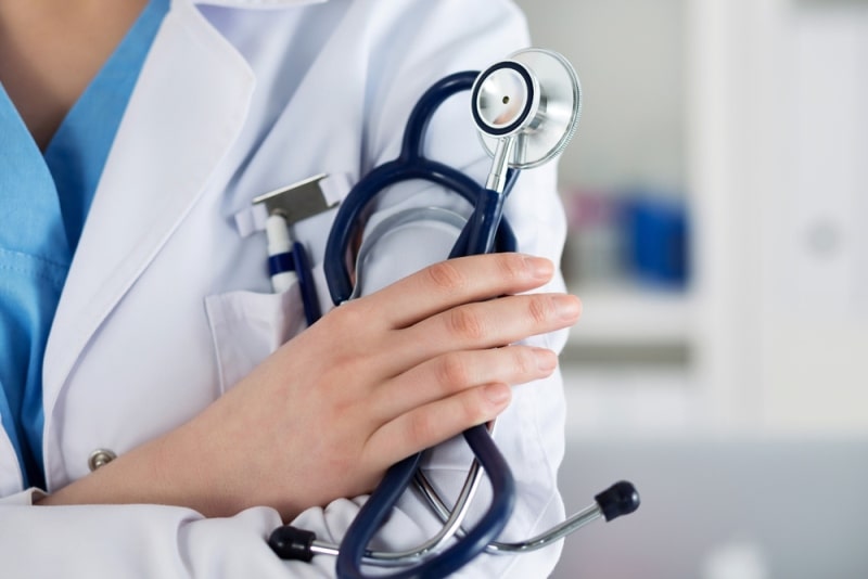 Доктор держит медицинские инструменты