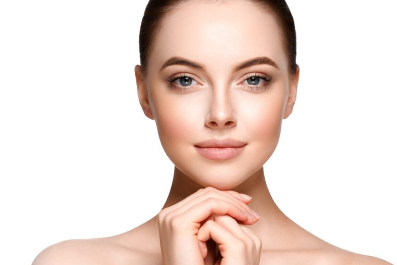 Красивая девушка смотрит прямо