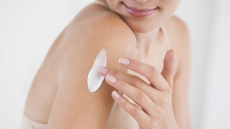 Наносить крем на руку