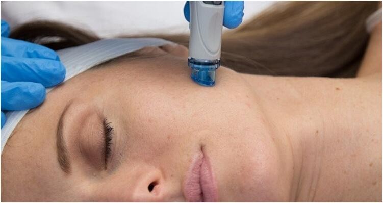 Проводится вакуумная чистка лица