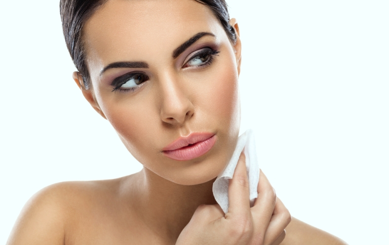 Девушка протирает лицо