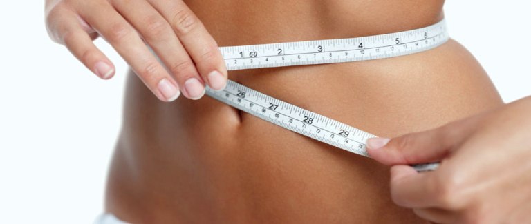 Сантиметровая лента на талии