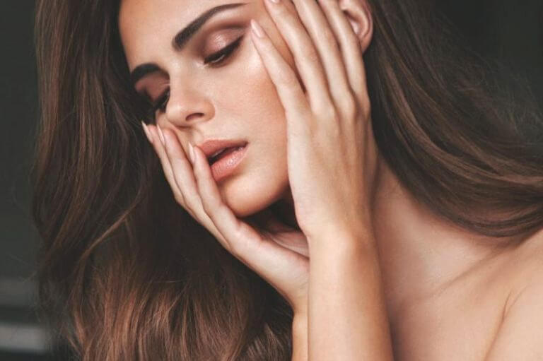 Грустная девушка