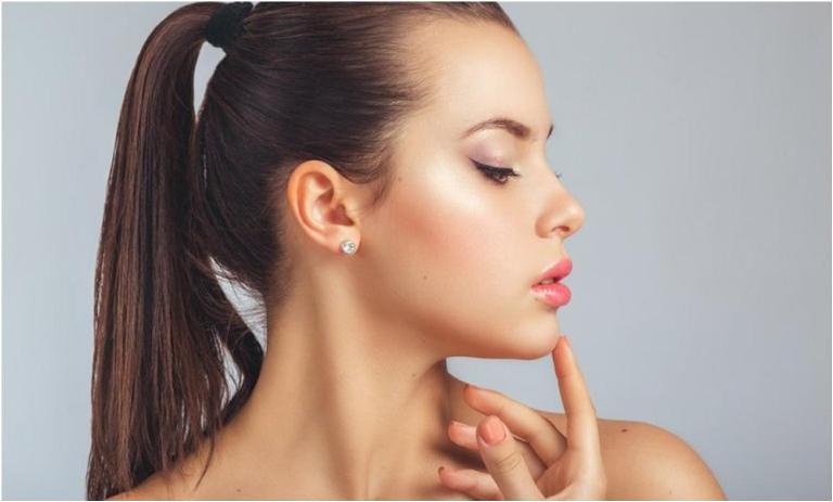 Девушка касается подбородка