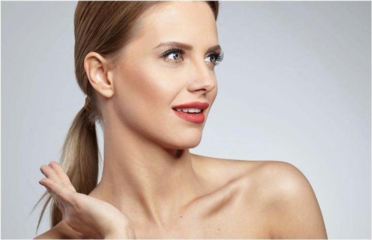 Девушка смотрит в сторону