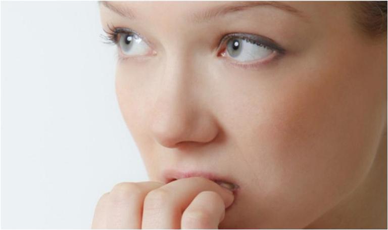 Задумчивая девушка