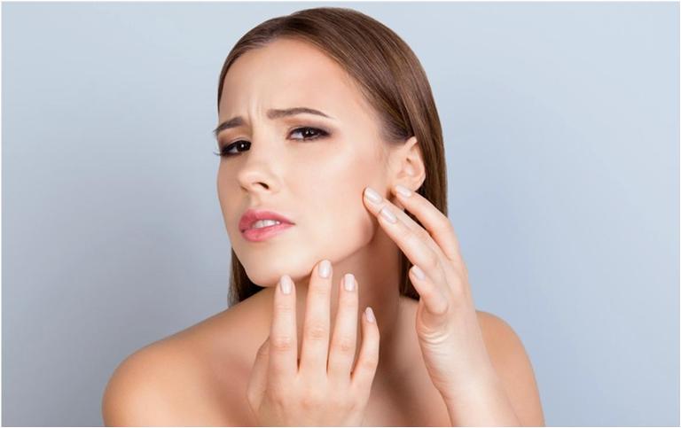 Девушка удивленно смотрит