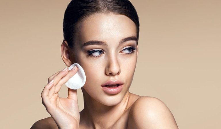 Девушка протирает кожу спонджем