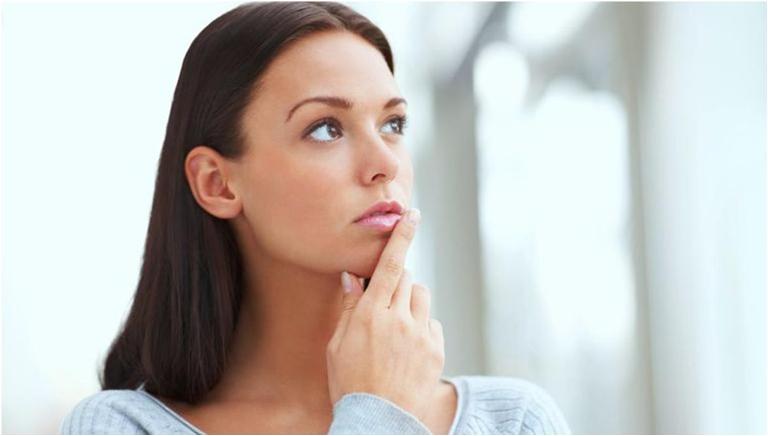 Девушка задумалась