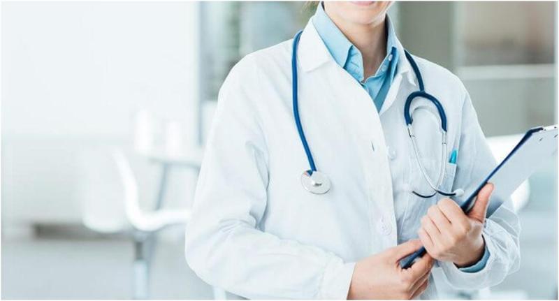 Доктор держит прайс с ценами