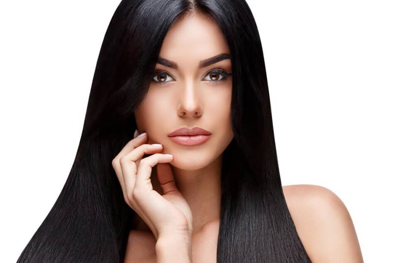 Девушка касается кожи