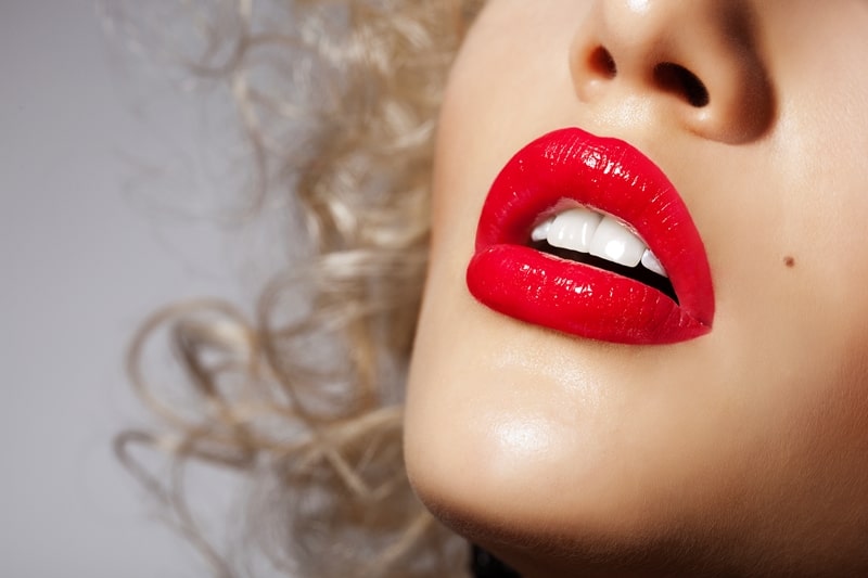 Девушка с пухлыми губами красного цвета