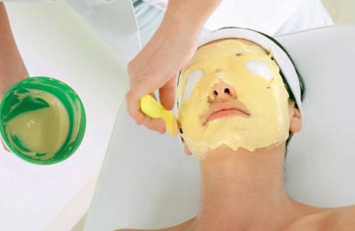 лицо полностью намазано желтой смесью