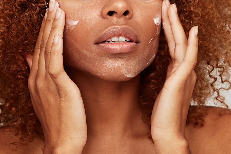 Наносится ретиноевая мазь на лицо