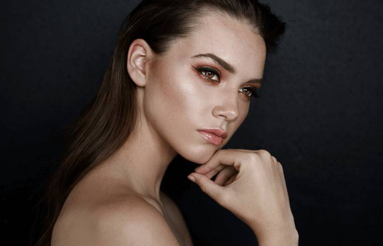 Девушка задумалась