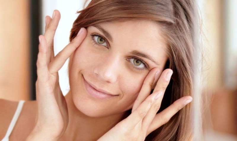 Девушка подтягивает кожу