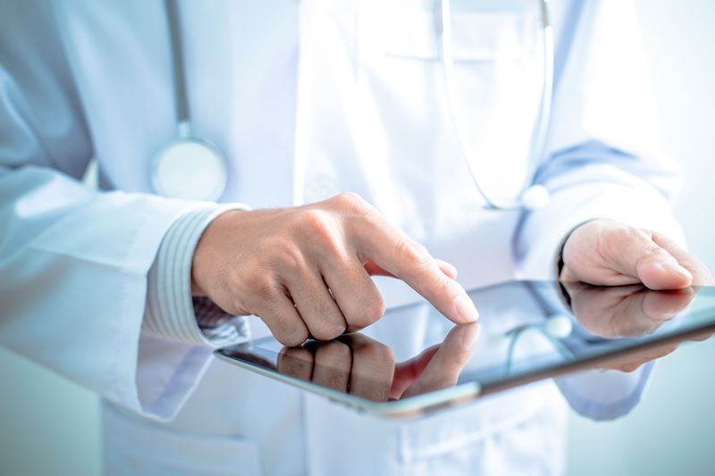 Доктор и планшет