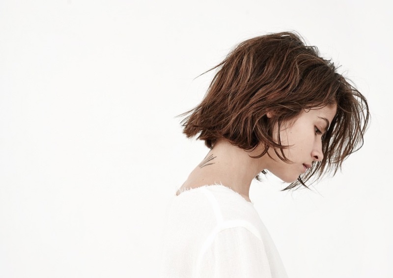 Девушка с короткими волосами в профиль