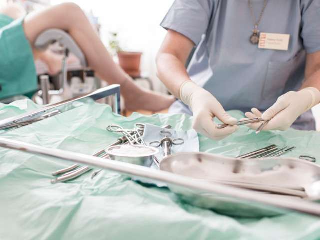 на гинекологическом кресле и инструменты