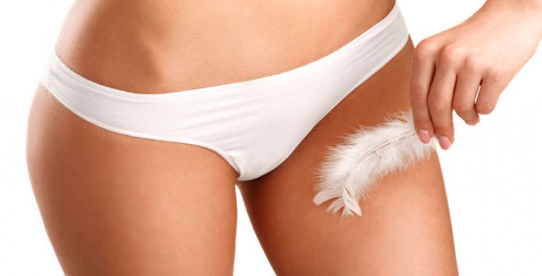 девушка в бикини с пером