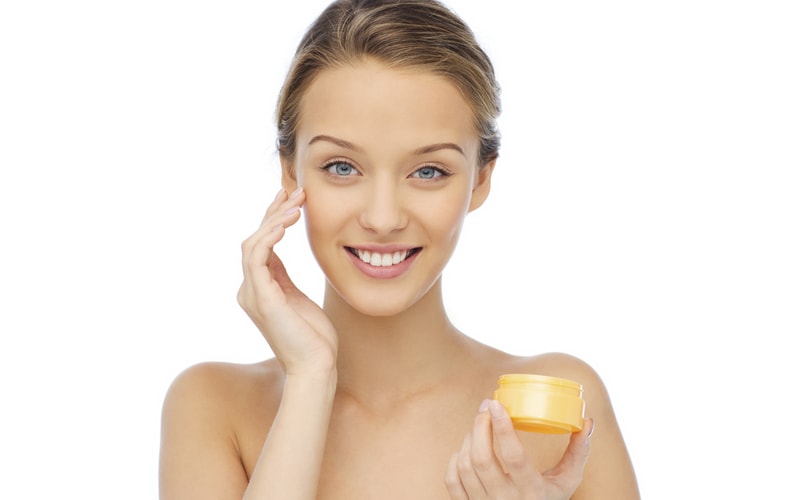 Нанесение крема на лицо