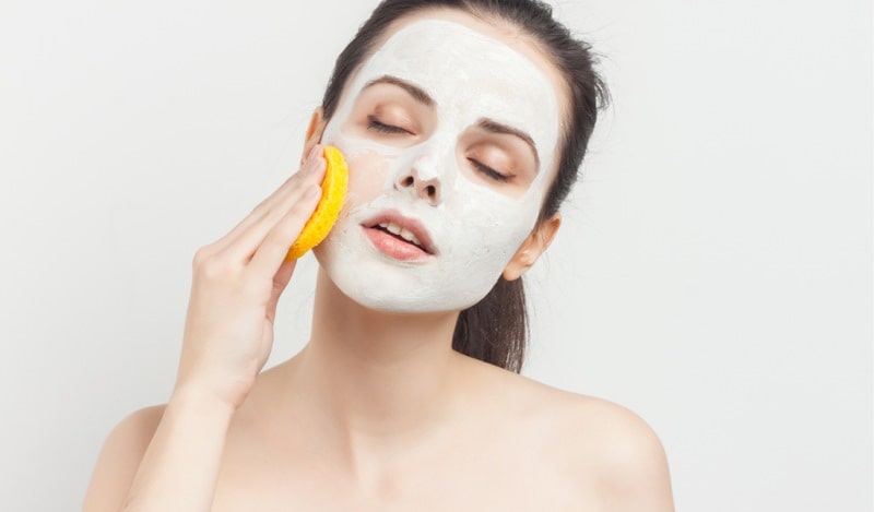 Девушка делает домашний скраб для лица