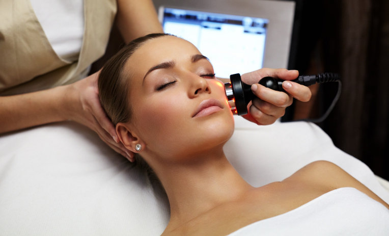 девушке лежит с закрытыми глазами на процедуре