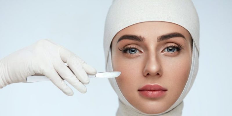 Девушка в бинте с скальпелем