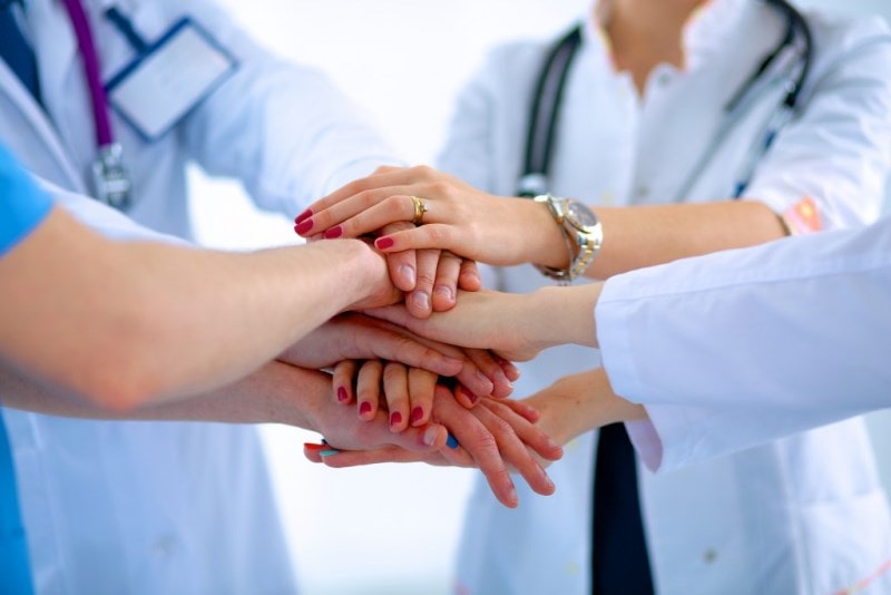 Сплетение рук врачей