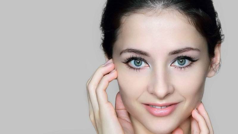 Девушка касается лица