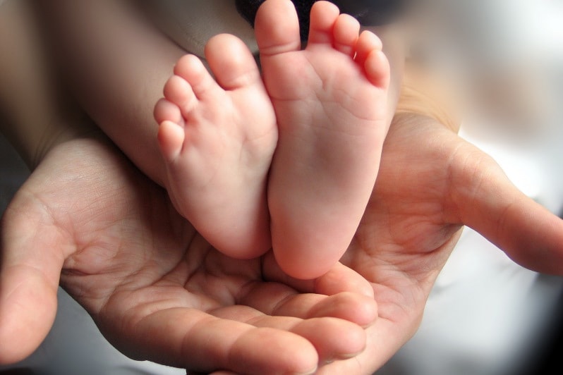 детские ножки в руках