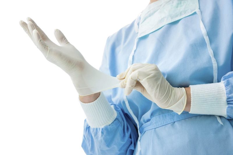 Доктор надевает перчатки