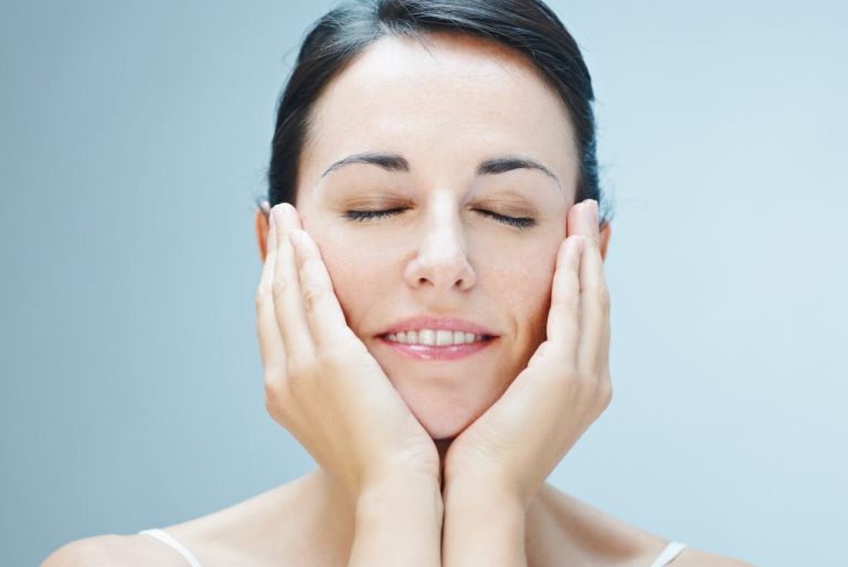 Руки на лице