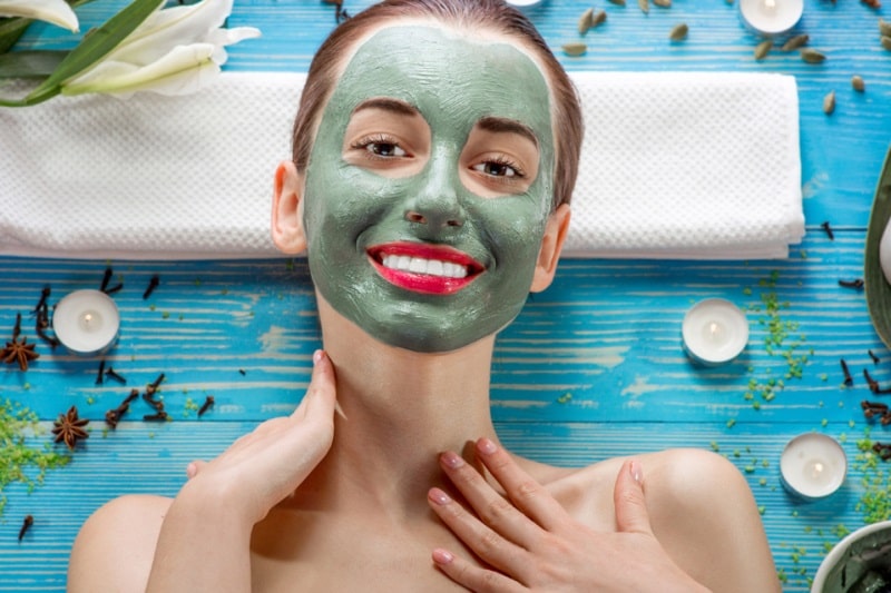 Глиняная маска на лице