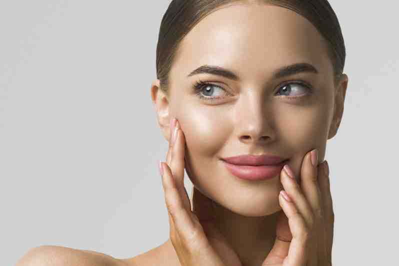 Девушка касается лица