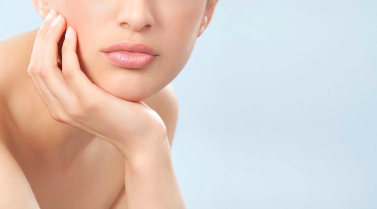 Часть женского лица