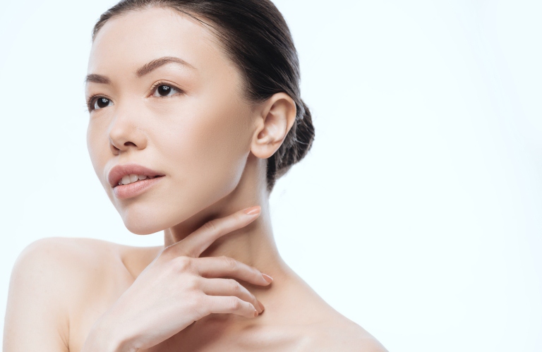 Девушка касается шеи