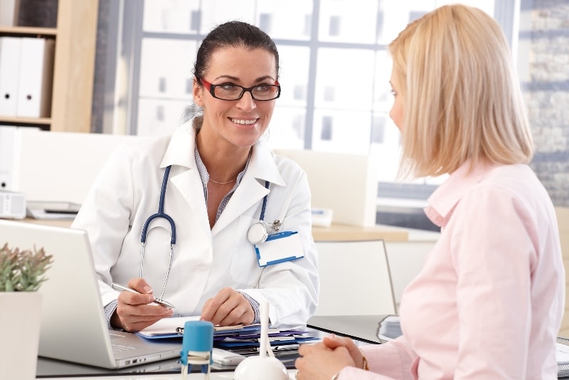 Доктор консультирует пациента