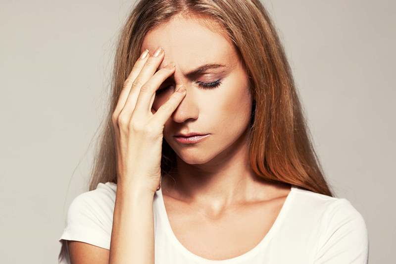 Девушка закрывает лицо