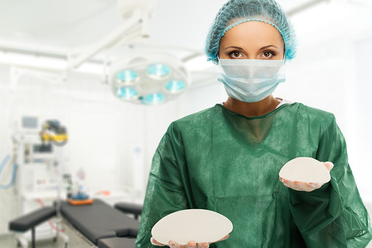 доктор стоит с имлантами