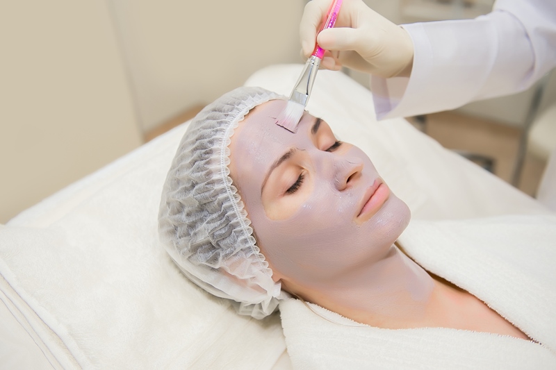 Проводится пилинг лица