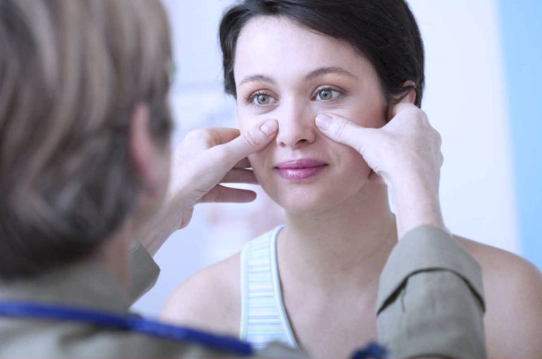 Врач трогает нос пациентки