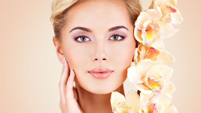 Женщина касается лица