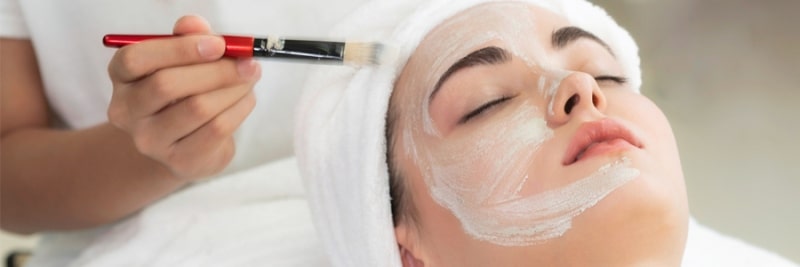 Нанесение маски на лицо