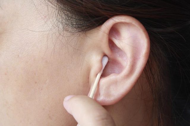 чешутся уши