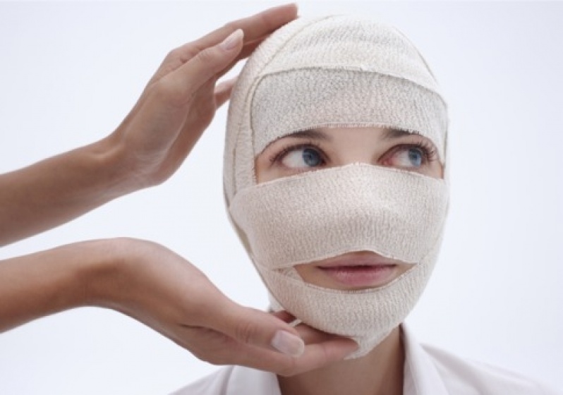 лицо в бинтах