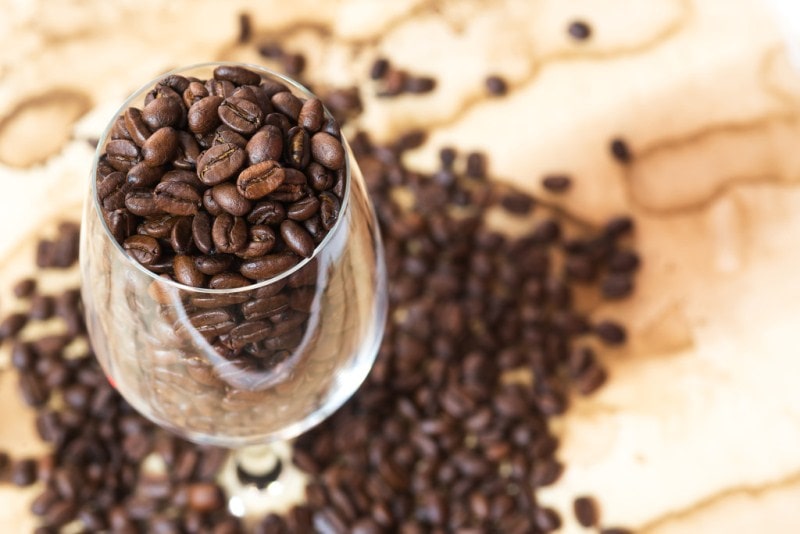 Кофейные зерна в бокале