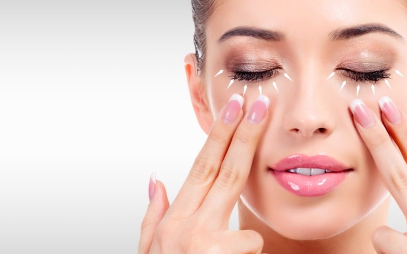 Девушка делает массаж лица