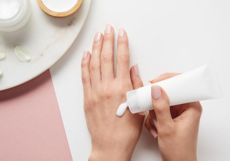 Нанесение крема на руки