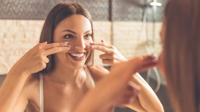 Девушка мажет маску на лицо